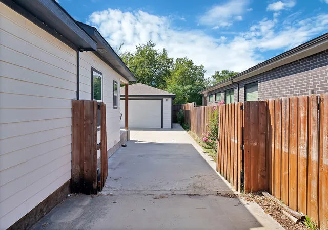 Photo 3 of Single family home for sale at 4622 Newmore Ave, Dallas, TX 75209 | MLS# 21380995 | Listing updated on 2026-09-13