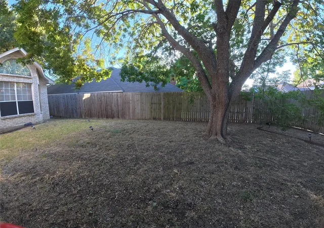Photo 3 of Single family home for sale at 813 Courson Dr, De Soto, TX 75115 | MLS# 21381283 | Listing updated on 2026-09-09