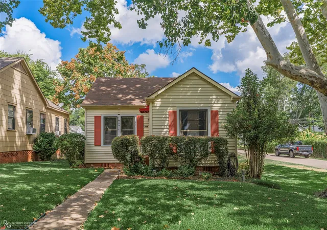 Photo 2 of Single family home for sale at 704 College, Shreveport, LA 71104 | MLS# 21379170 | Listing updated on 2026-09-09