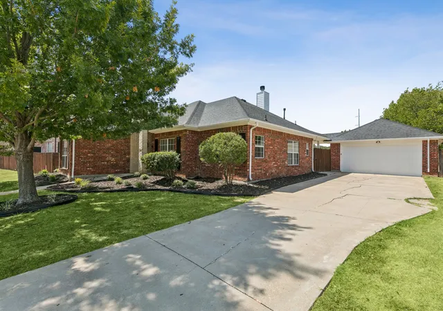 Photo 4 of Single family home for sale at 636 Whitetail Deer Ln, Crowley, TX 76036 | MLS# 21381208 | Listing updated on 2026-09-13