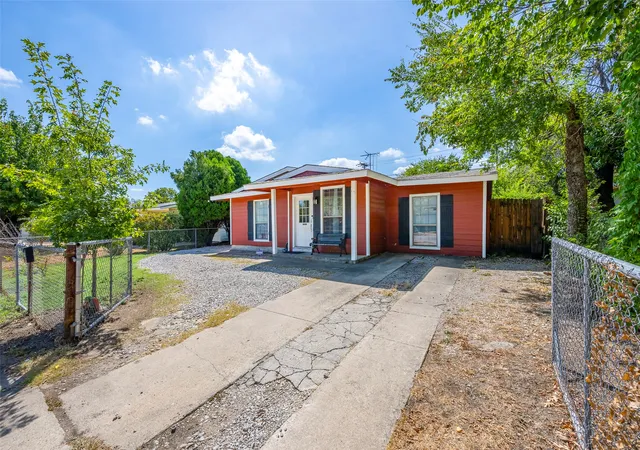 Photo 2 of Single family home for sale at 1616 Beaumont St, Fort Worth, TX 76106 | MLS# 21378125 | Listing updated on 2026-09-09