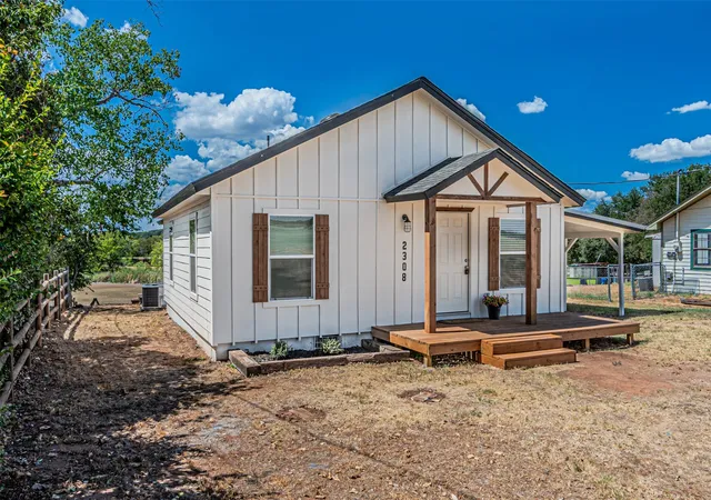 Photo 3 of Single family home for sale at 2308 Long Crk Ct, Granbury, TX 76049 | MLS# 21381303 | Listing updated on 2026-09-19
