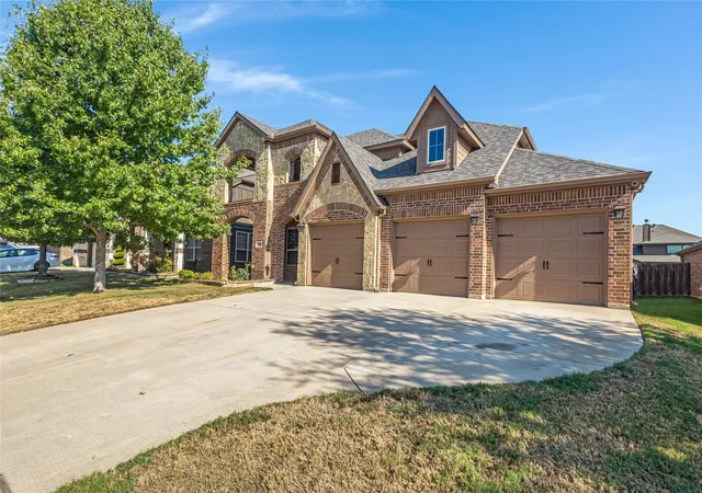 Photo 3 of Single family home for sale at 288 Hilltop Dr, Justin, TX 76247 | MLS# 21381131 | Listing updated on 2026-09-12