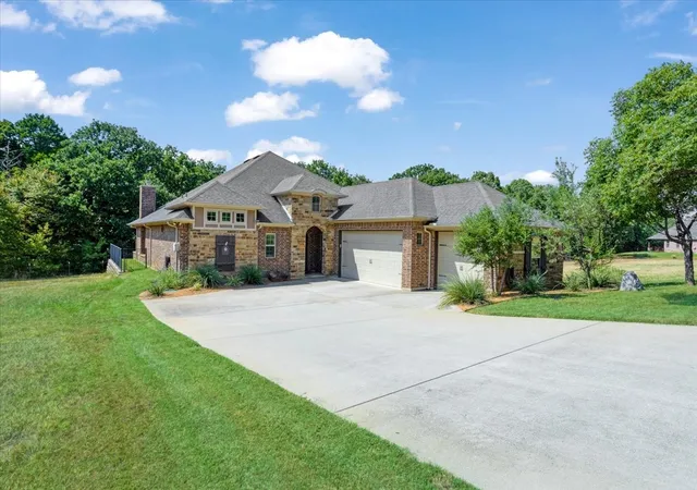 Photo 3 of Single family home for sale at 304 Dublin Cir, Gordonville, TX 76245 | MLS# 21379898 | Listing updated on 2026-10-06