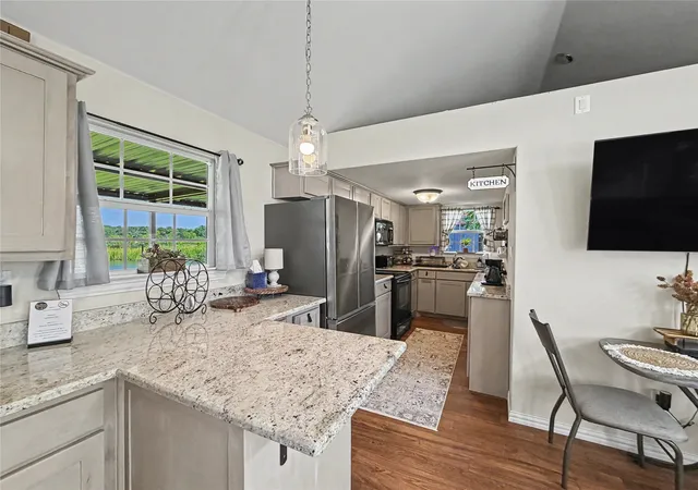 Listing Photo 4 - Condo for sale in building located at 2013 Bedford Ct, Weatherford, TX 76087