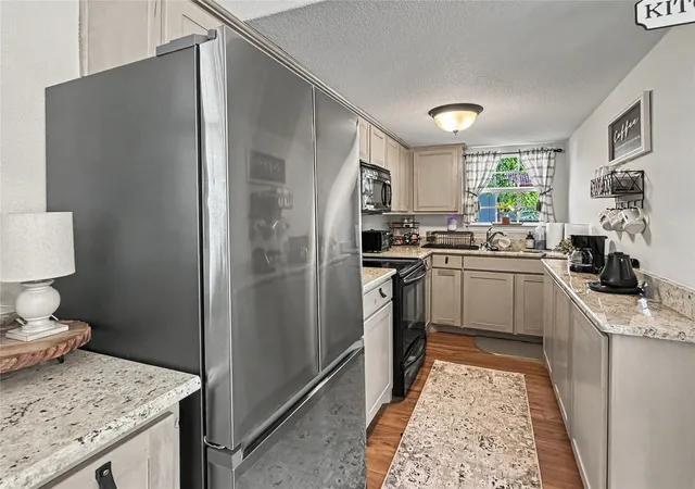 Listing Photo 5 - Condo for sale in building located at 2013 Bedford Ct, Weatherford, TX 76087