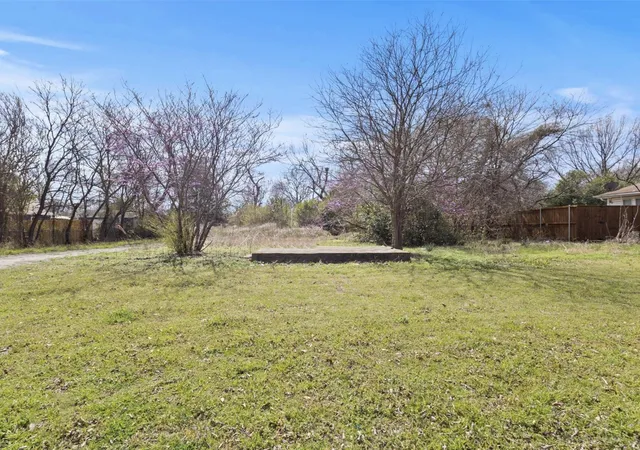 Photo 1 of Land for sale at 124 E 6th Street, Lancaster, TX 75146 | MLS# 21381481 | Listing updated on 2026-09-09