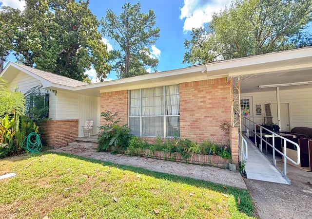 Photo 2 of Single family home for sale at 1723 Montrose Dr, Tyler, TX 75701 | MLS# 21381471 | Listing updated on 2026-09-09