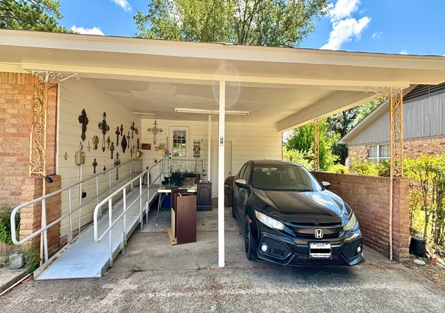 Photo 3 of Single family home for sale at 1723 Montrose Dr, Tyler, TX 75701 | MLS# 21381471 | Listing updated on 2026-09-09