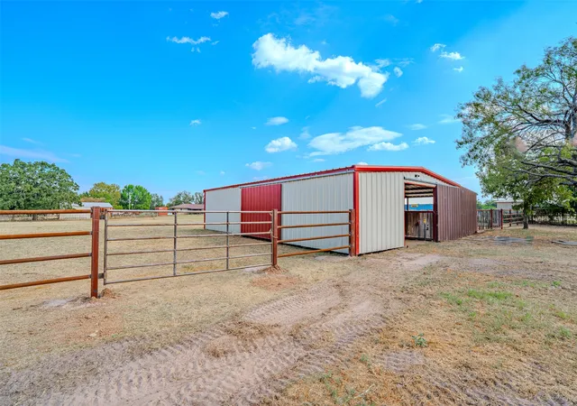 Photo 3 of House for sale at 22240 N US Hwy 281, Stephenville, TX 76401 | MLS# 21378950 | Listing updated on 2026-09-09