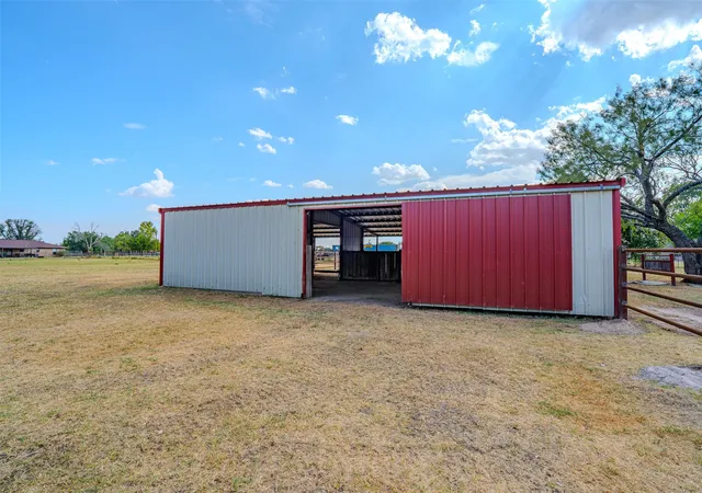 Photo 4 of House for sale at 22240 N US Hwy 281, Stephenville, TX 76401 | MLS# 21378950 | Listing updated on 2026-09-09