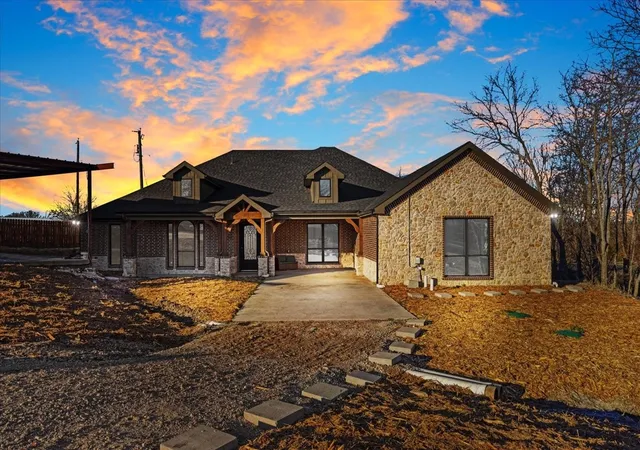 Photo 2 of Single family home for sale at 920 Oil Ml Rd, Van Alstyne, TX 75495 | MLS# 21381549 | Listing updated on 2026-09-09