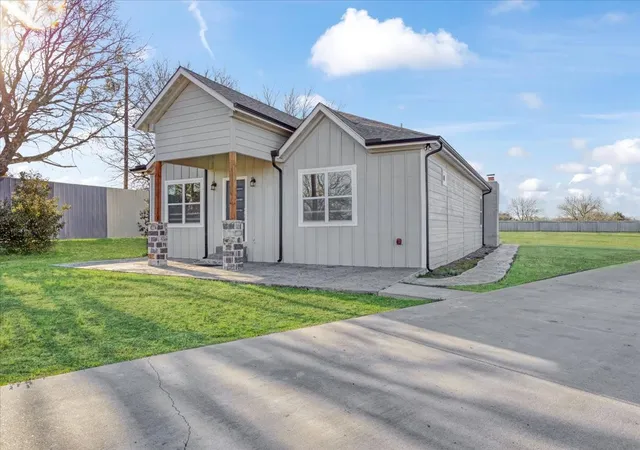 Photo 3 of Single family home for sale at 920 Oil Ml Rd, Van Alstyne, TX 75495 | MLS# 21381549 | Listing updated on 2026-09-09