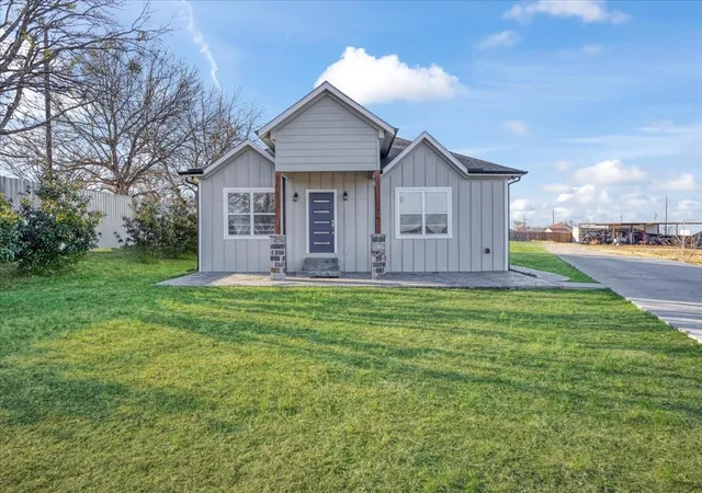 Photo 4 of Single family home for sale at 920 Oil Ml Rd, Van Alstyne, TX 75495 | MLS# 21381549 | Listing updated on 2026-09-09