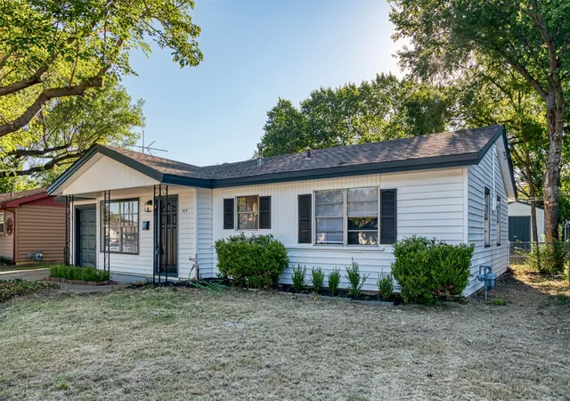 Photo 2 of Single family home for sale at 414 Freestone Dr, Euless, TX 76039 | MLS# 21355171 | Listing updated on 2026-09-09