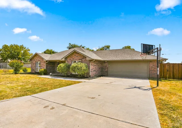 Photo 3 of Sale Pending at 213 Bryant St, Pottsboro, TX 75076 | MLS# 21381573 | Listing updated on 2026-10-04