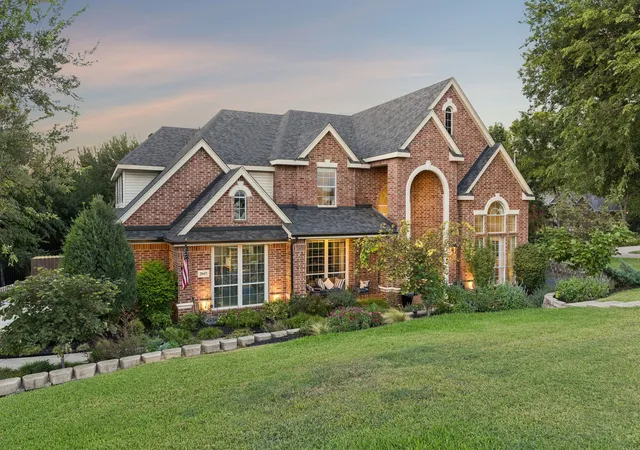 Photo 2 of Sale Pending at 2647 Creekwood Dr, Cedar Hill, TX 75104 | MLS# 21381347 | Listing updated on 2026-10-07
