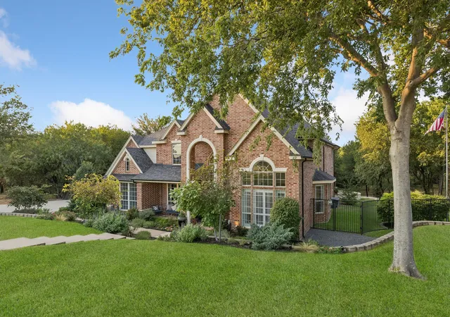 Photo 3 of Sale Pending at 2647 Creekwood Dr, Cedar Hill, TX 75104 | MLS# 21381347 | Listing updated on 2026-10-07