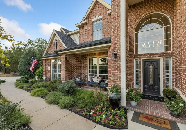 Photo 3 of Sale Pending at 2647 Creekwood Dr, Cedar Hill, TX 75104 | MLS# 21381347 | Listing updated on 2026-10-07