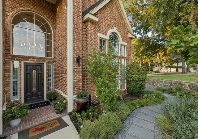 Photo 4 of Sale Pending at 2647 Creekwood Dr, Cedar Hill, TX 75104 | MLS# 21381347 | Listing updated on 2026-10-07