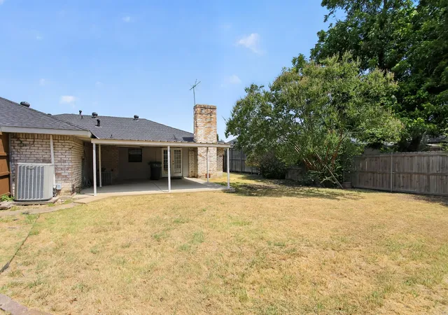 Photo 4 of Single family home for sale at 3030 Newcastle Dr, Dallas, TX 75220 | MLS# 21381581 | Listing updated on 2026-09-09