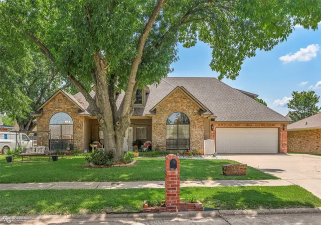 Photo 1 of Single family home for sale at 1505 Whitehall Dr, Shreveport, LA 71105 | MLS# 21380832 | Listing updated on 2026-09-09