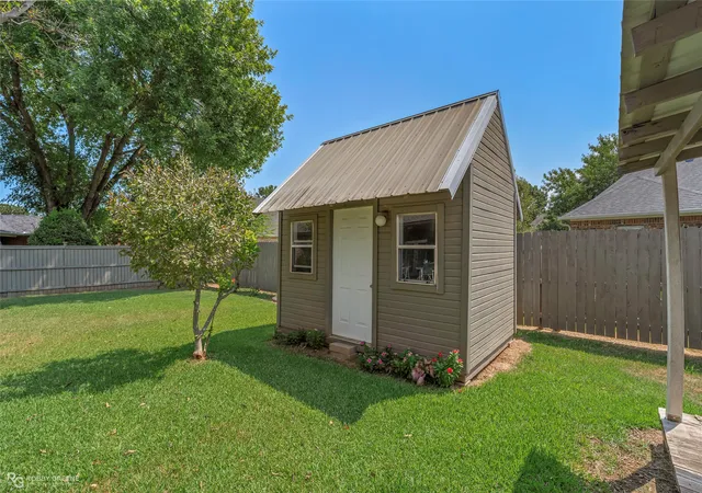 Photo 2 of Single family home for sale at 1505 Whitehall Dr, Shreveport, LA 71105 | MLS# 21380832 | Listing updated on 2026-09-09