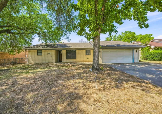 Photo 1 of Single family home for sale at 1208 N Dale Ave, Stephenville, TX 76401 | MLS# 21381626 | Listing updated on 2026-09-10