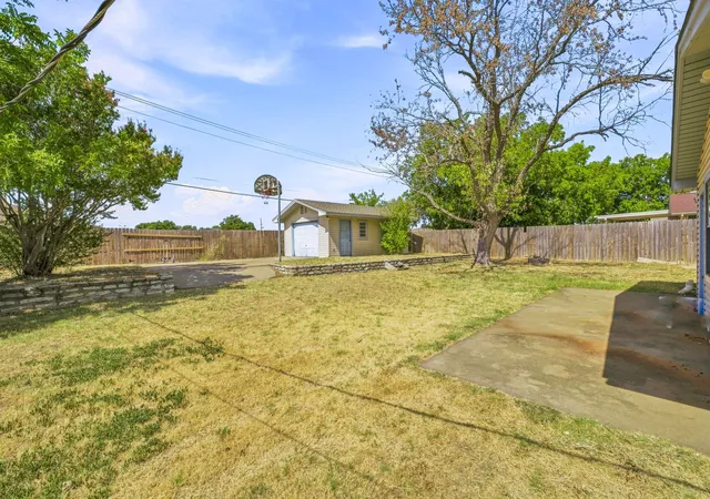 Photo 4 of Single family home for sale at 1208 N Dale Ave, Stephenville, TX 76401 | MLS# 21381626 | Listing updated on 2026-09-10