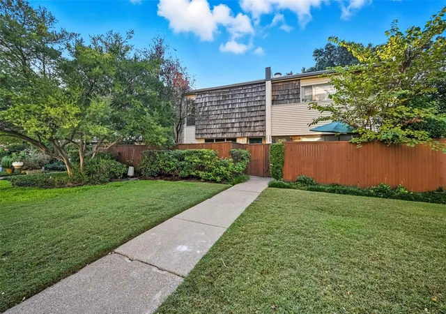 Listing Photo 5 - Condo for sale in building located at 2702 Douglas Ave, Dallas, TX 75219 - Unit #121