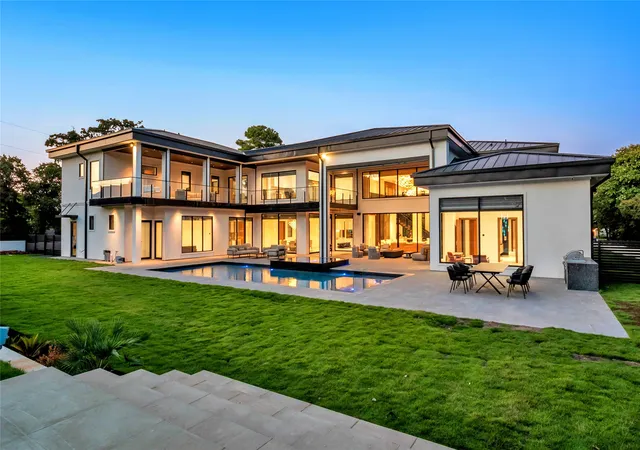 Photo 3 of Mansion for sale at 2706 N Carroll Ave, Southlake, TX 76092 | MLS# 21379905 | Listing updated on 2026-09-11