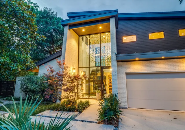 Photo 2 of Single family home for sale at 6421 Blanch Cir, Dallas, TX 75214 | MLS# 21381652 | Listing updated on 2026-09-11