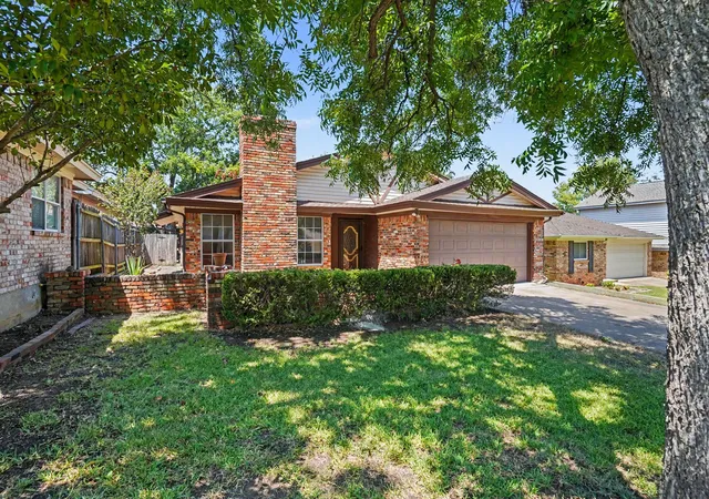 Photo 3 of Single family home for sale at 17 Oakmont Ct, Pantego, TX 76013 | MLS# 21381647 | Listing updated on 2026-09-10