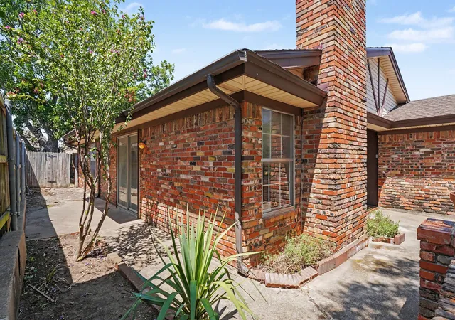 Photo 3 of Single family home for sale at 17 Oakmont Ct, Pantego, TX 76013 | MLS# 21381647 | Listing updated on 2026-09-10