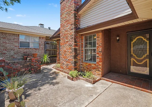 Photo 4 of Single family home for sale at 17 Oakmont Ct, Pantego, TX 76013 | MLS# 21381647 | Listing updated on 2026-09-10