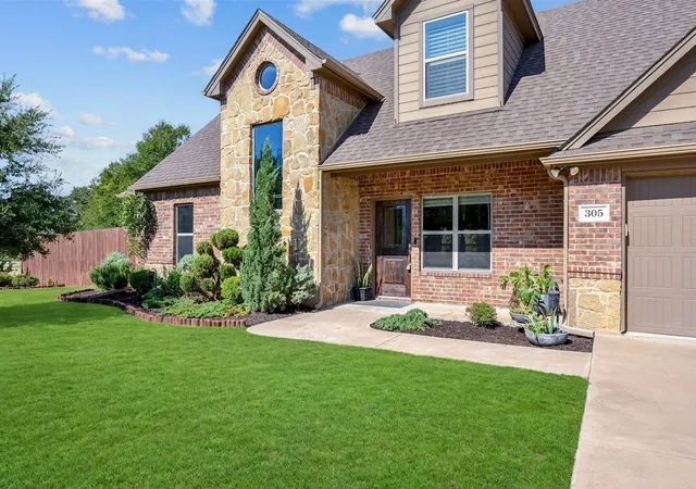 Photo 2 of Single family home for sale at 305 Donna Cir, Granbury, TX 76049 | MLS# 21373988 | Listing updated on 2026-09-13