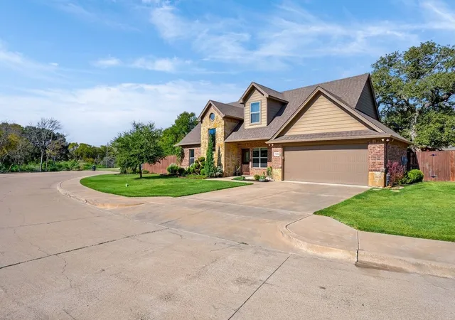 Photo 3 of Single family home for sale at 305 Donna Cir, Granbury, TX 76049 | MLS# 21373988 | Listing updated on 2026-09-13
