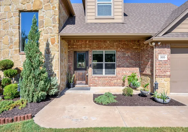 Photo 3 of Single family home for sale at 305 Donna Cir, Granbury, TX 76049 | MLS# 21373988 | Listing updated on 2026-09-13