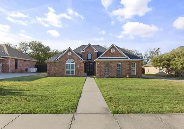 Photo 1 of Sale Pending at 417 Valley View Ln, Krum, TX 76249 | MLS# 21362852 | Listing updated on 2026-10-06