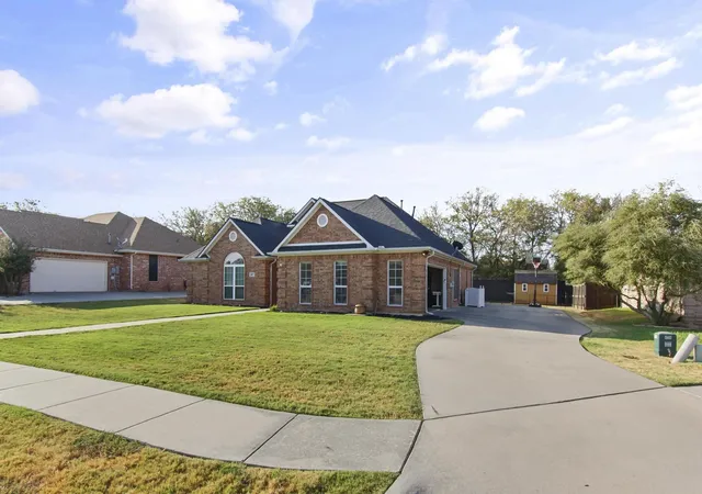 Photo 2 of Sale Pending at 417 Valley View Ln, Krum, TX 76249 | MLS# 21362852 | Listing updated on 2026-10-06
