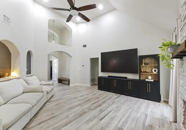 Photo 4 of Sale Pending at 417 Valley View Ln, Krum, TX 76249 | MLS# 21362852 | Listing updated on 2026-10-06