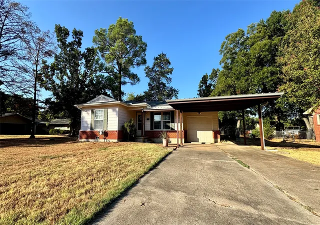 Photo 3 of Sale Pending at 205 Davidson Dr, Terrell, TX 75160 | MLS# 21381659 | Listing updated on 2026-09-14