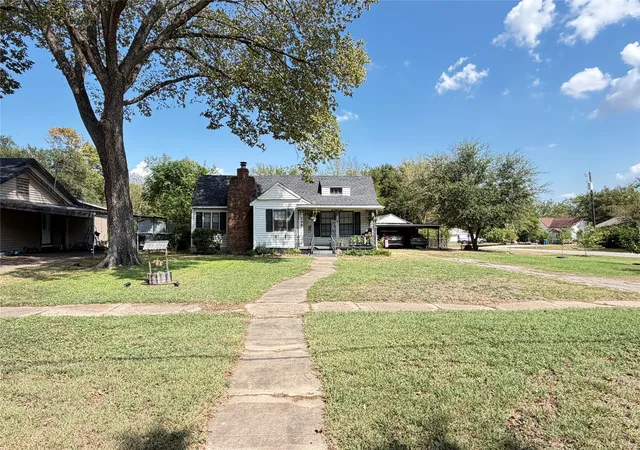 Photo 1 of Single family home for sale at 209 S Canton St, Mexia, TX 76667 | MLS# 21371938 | Listing updated on 2026-10-02