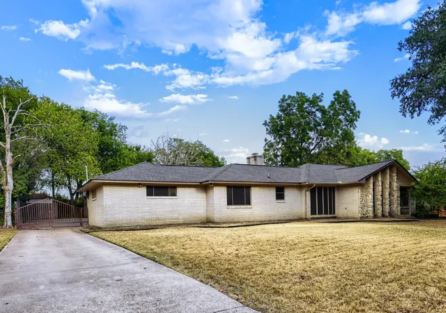 Photo 2 of Single family home for sale at 1760 S Duncanville Rd, Cedar Hill, TX 75104 | MLS# 21371559 | Listing updated on 2026-10-02