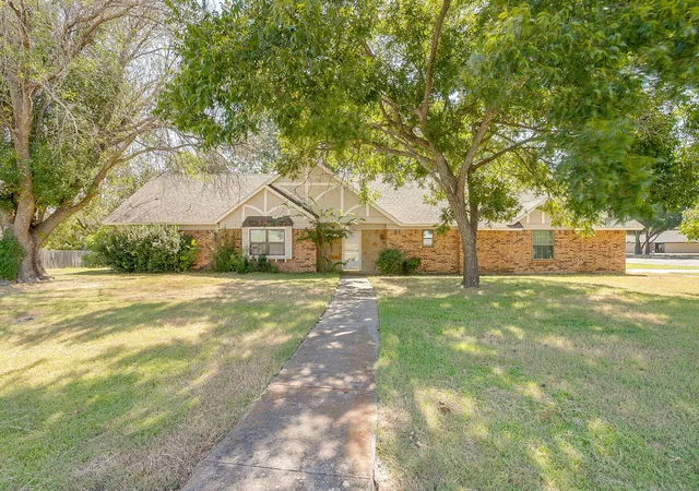 Photo 1 of Single family home for sale at 400 Mountain Valley Blvd, Joshua, TX 76058 | MLS# 21370644 | Listing updated on 2026-10-03