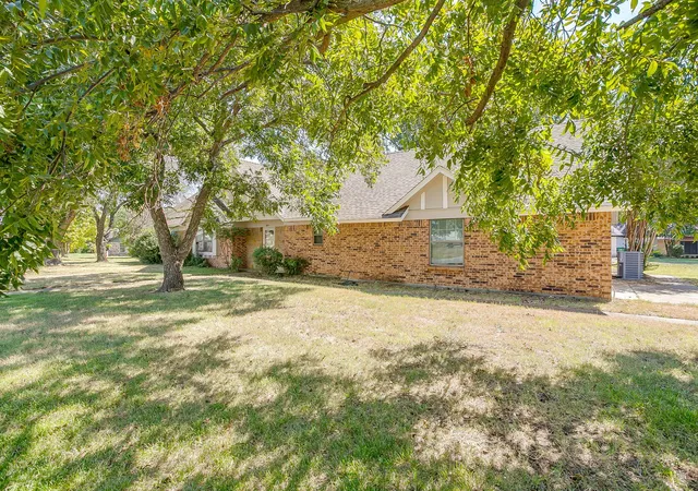 Photo 2 of Single family home for sale at 400 Mountain Valley Blvd, Joshua, TX 76058 | MLS# 21370644 | Listing updated on 2026-10-03