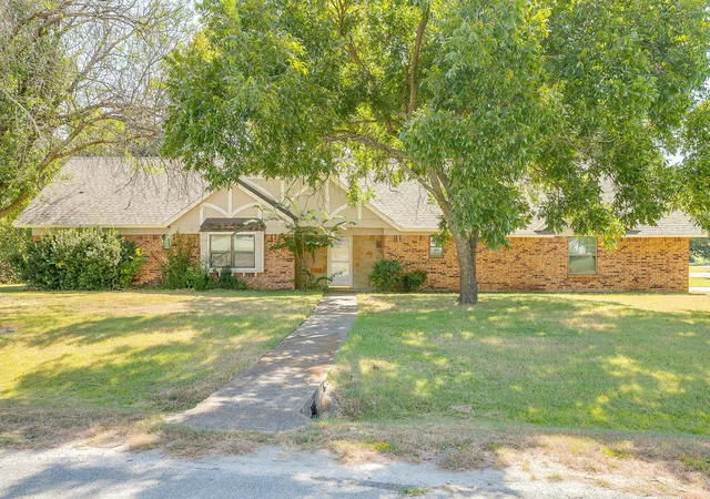 Photo 3 of Single family home for sale at 400 Mountain Valley Blvd, Joshua, TX 76058 | MLS# 21370644 | Listing updated on 2026-10-03