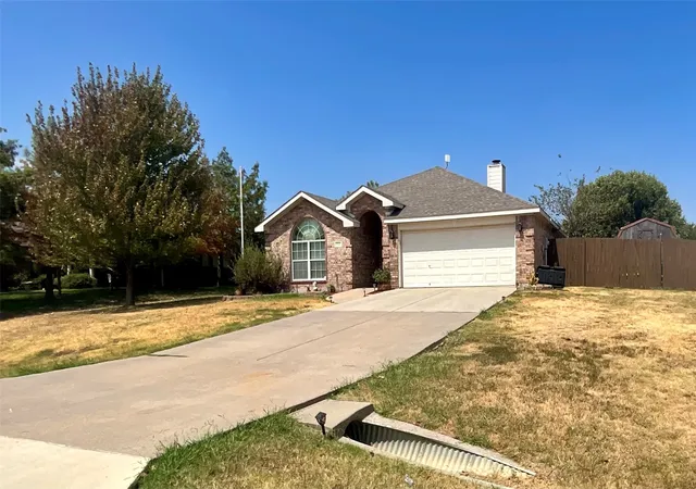 Photo 2 of Single family home for sale at 214 Southpeak Ln, Ponder, TX 76259 | MLS# 21378413 | Listing updated on 2026-09-09