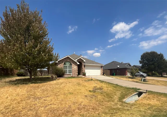 Photo 3 of Single family home for sale at 214 Southpeak Ln, Ponder, TX 76259 | MLS# 21378413 | Listing updated on 2026-09-09