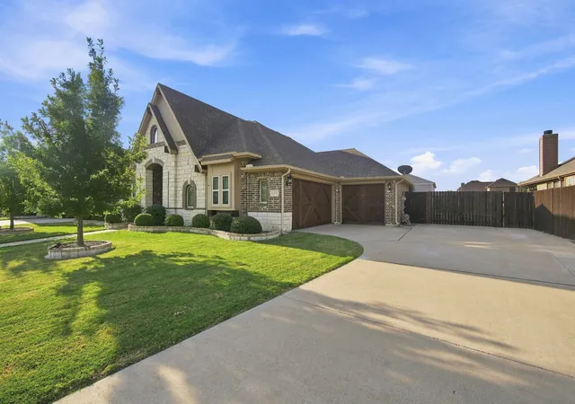 Photo 4 of Single family home for sale at 518 Stillwater Dr, Waxahachie, TX 75165 | MLS# 21381395 | Listing updated on 2026-10-04